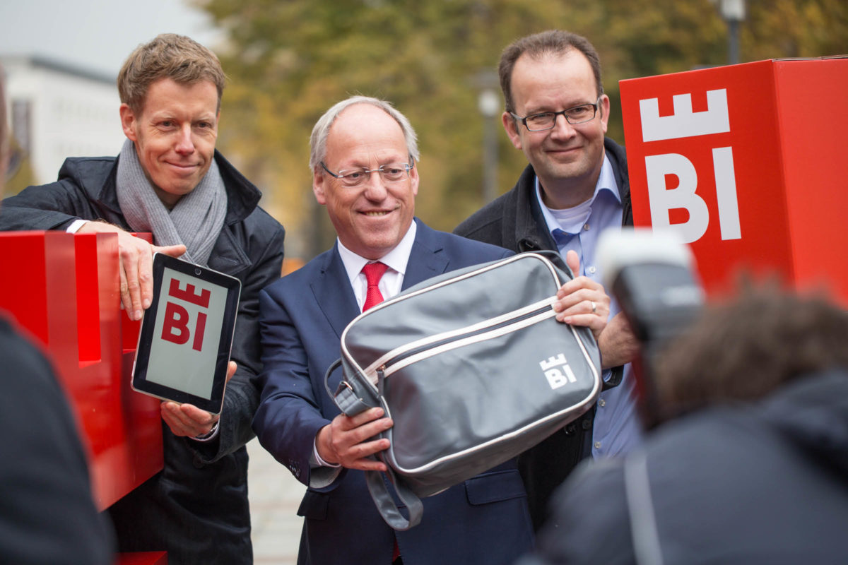 Marc Detering (l.), Geschäftsführer deteringdesign, Bielefelds Oberbürgermeister Pit Clausen (Mitte) und Martin Knabenreich (r.), Geschäftsführer Bielefeld Marketing, präsentieren das neue Logo der Presse.